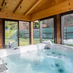 Horská chata Altura- 5 Bedrooms - Jacuzzi And Sauna - By Cozee