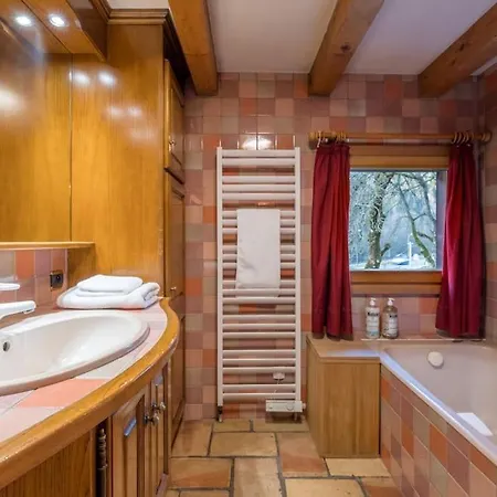 Altura- 5 Bedrooms - Jacuzzi And Sauna - By Cozee Chamonix